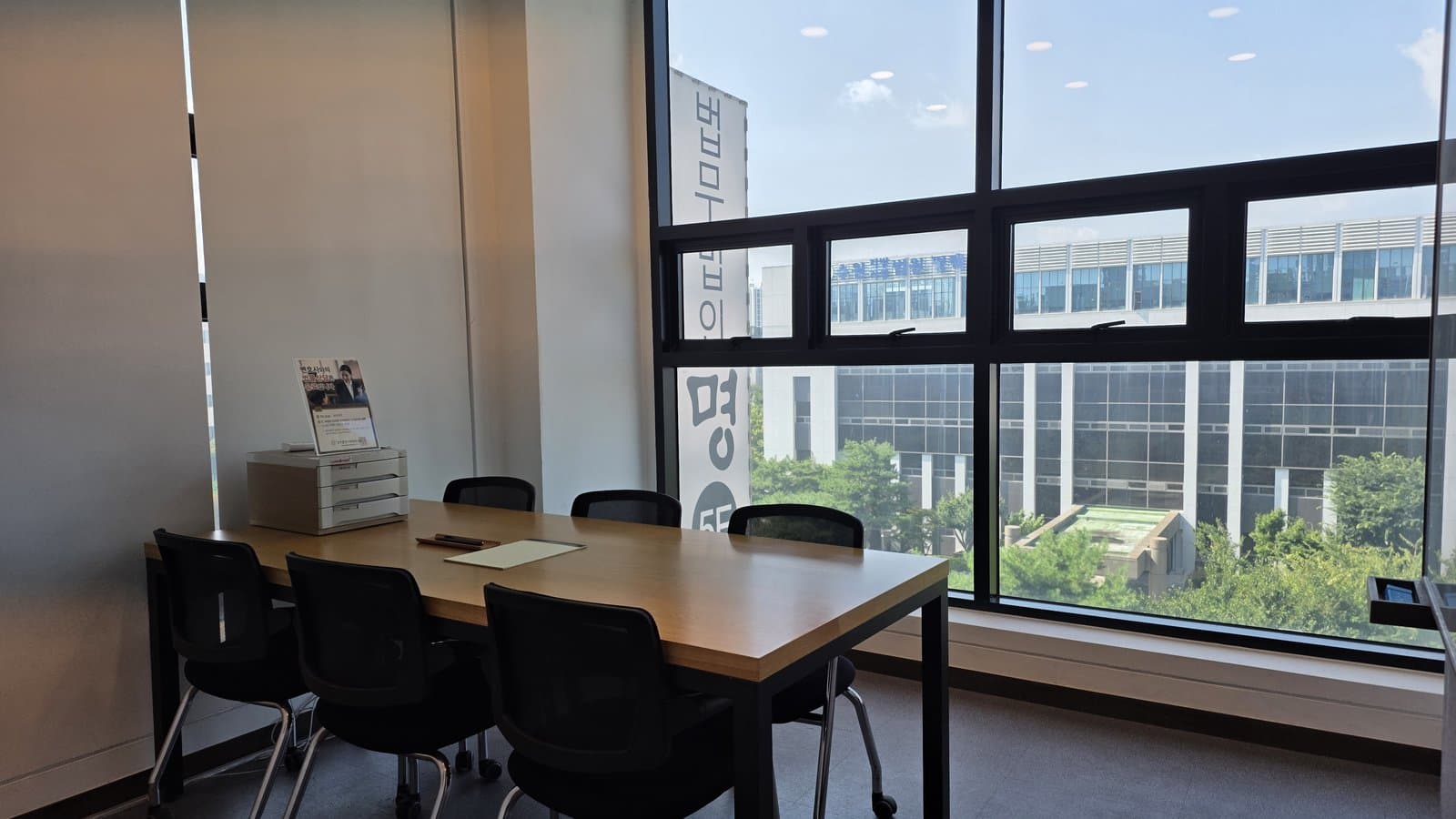 Consultation room at SOL & LUNA: a table, two chairs facing each other, natural light from the window